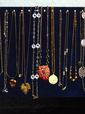 Vintage & Modern Assorted Gold Tone Necklace lot- very nice!
